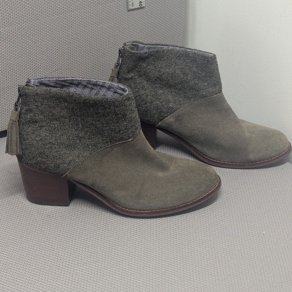 TOMS Leila Olive Green Gray Suede Herringbone Tassel Ankle Boots Cowgirl Zip 7